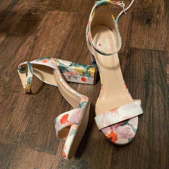 heels - Picture 2 of 2